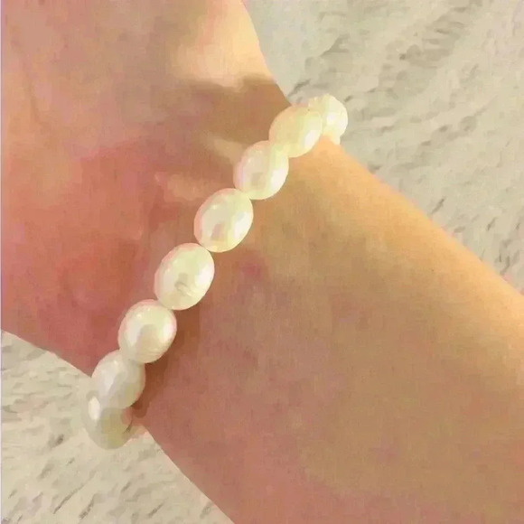 Vintage Pearl Stretch Bracelet - Picture 2 of 3